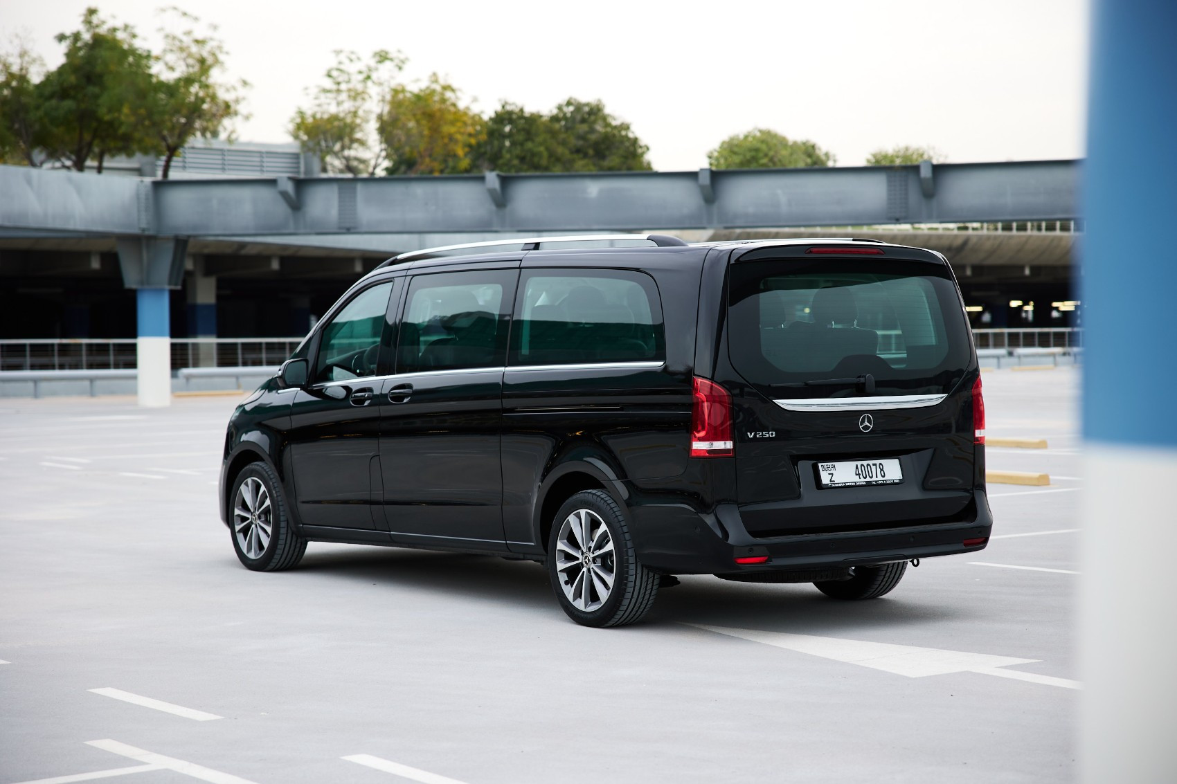 Negro Mercedes V250 en alquiler en Abu-Dhabi 2