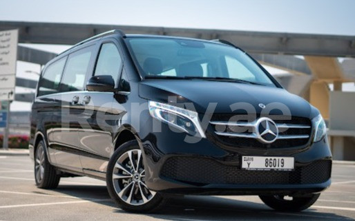 أسود Mercedes V250 للإيجار في أبو ظبي