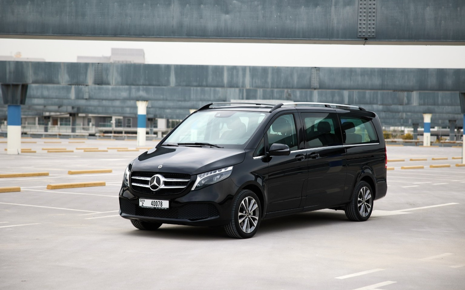 أسود Mercedes V250 للإيجار في الشارقة