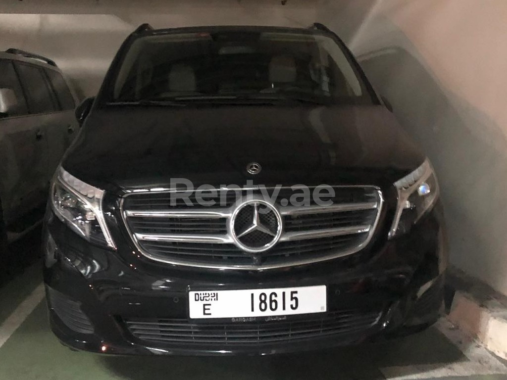 Negro Mercedes Viano en alquiler en Abu-Dhabi