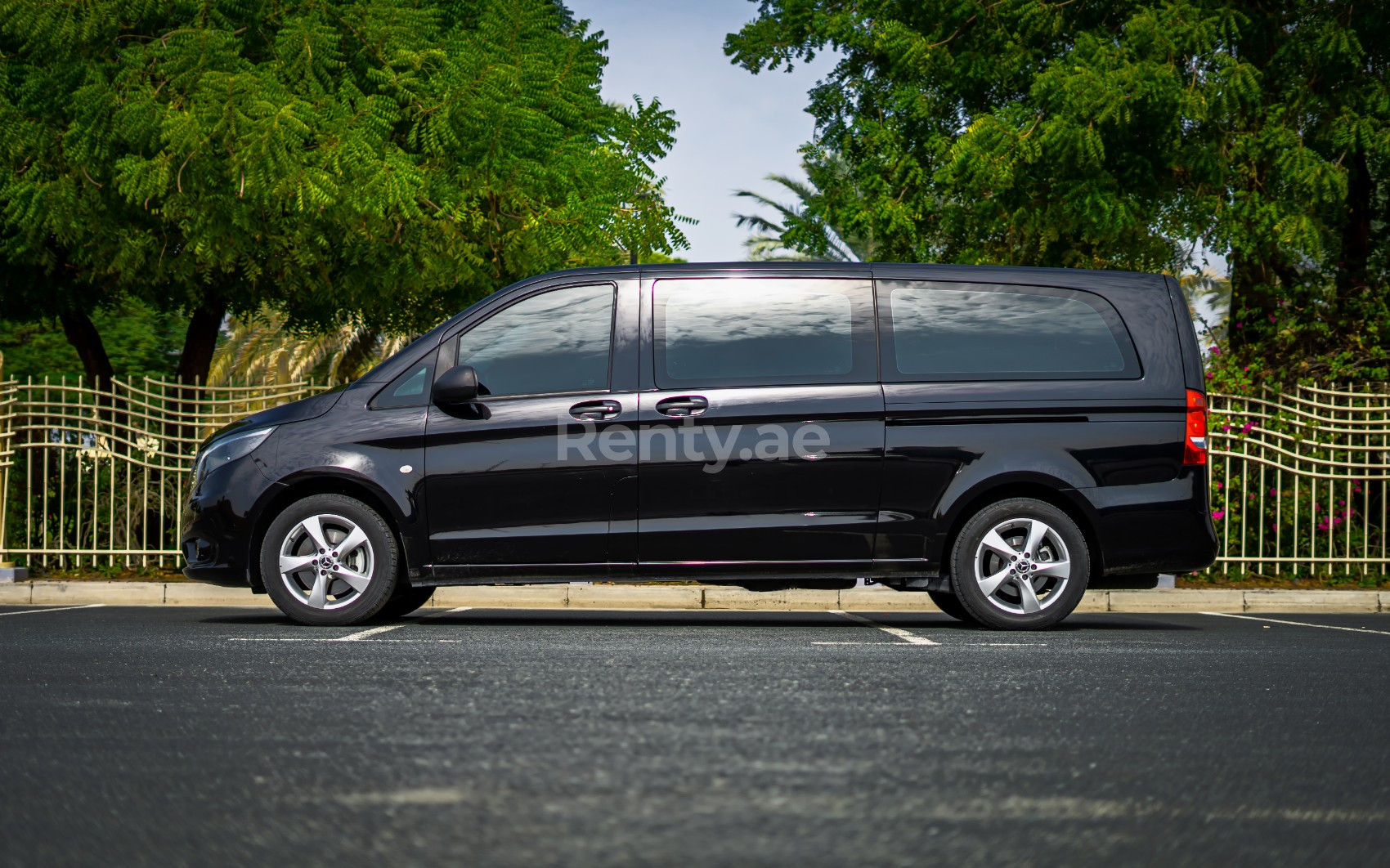 Schwarz Mercedes Vito  Class zur Miete in Abu-Dhabi 1