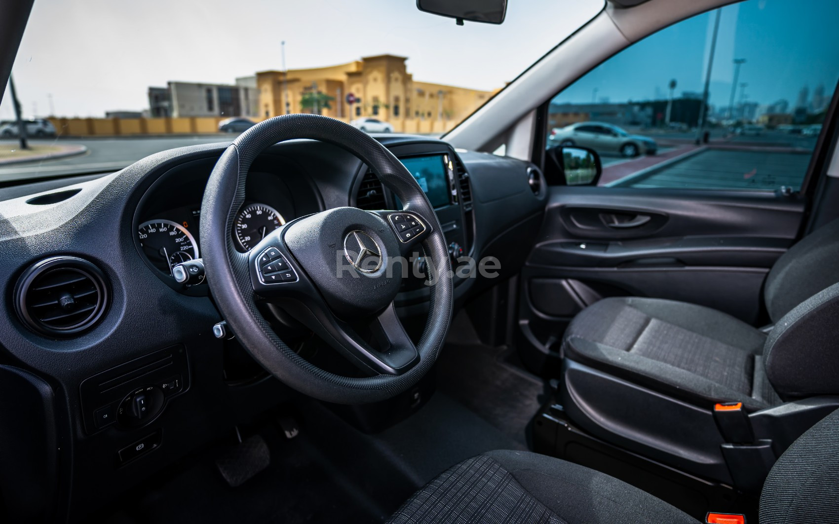 Schwarz Mercedes Vito  Class zur Miete in Dubai 3