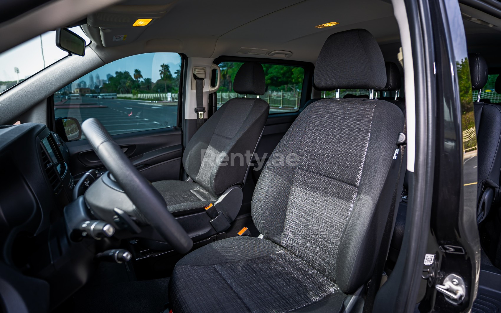 Schwarz Mercedes Vito  Class zur Miete in Dubai 5