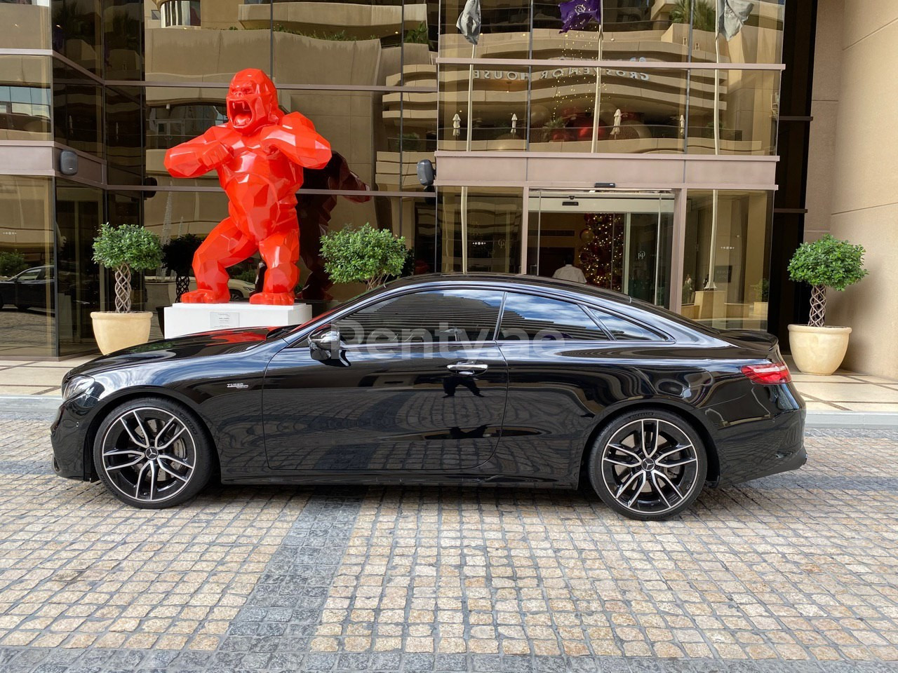 Schwarz Mercedes-Benz E53 AMG zur Miete in Sharjah 1