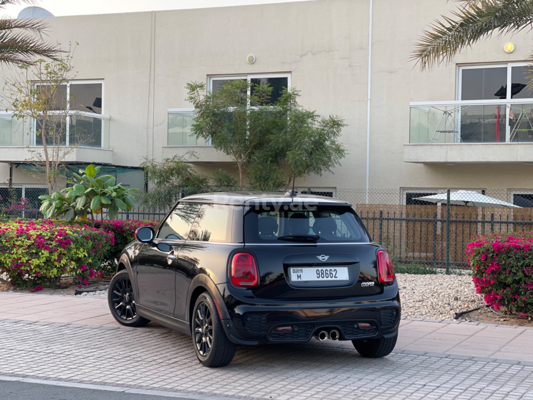 Negro Mini Cooper en alquiler en Abu-Dhabi 3