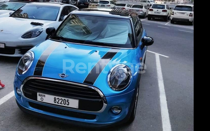 Negro Mini Cooper en alquiler en Abu-Dhabi