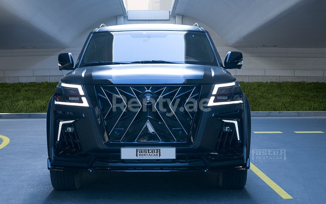 أسود Nissan Patrol Blackhowk للإيجار في دبي