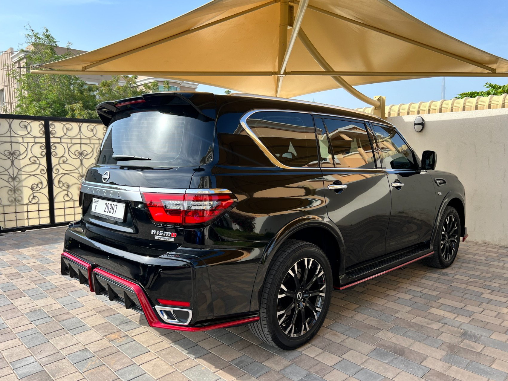 Schwarz Nissan Patrol NISMO zur Miete in Dubai 6