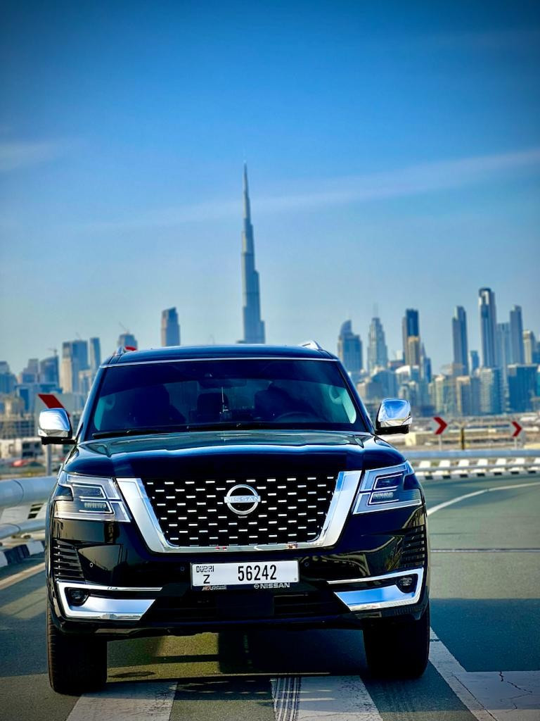 Noir Nissan Patrol Platinum en location à Dubai 0