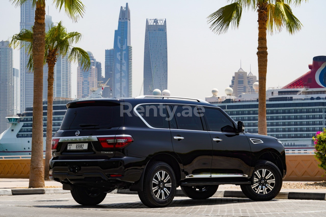 Noir Nissan Patrol  V6 Titanium en location à Abu-Dhabi 0