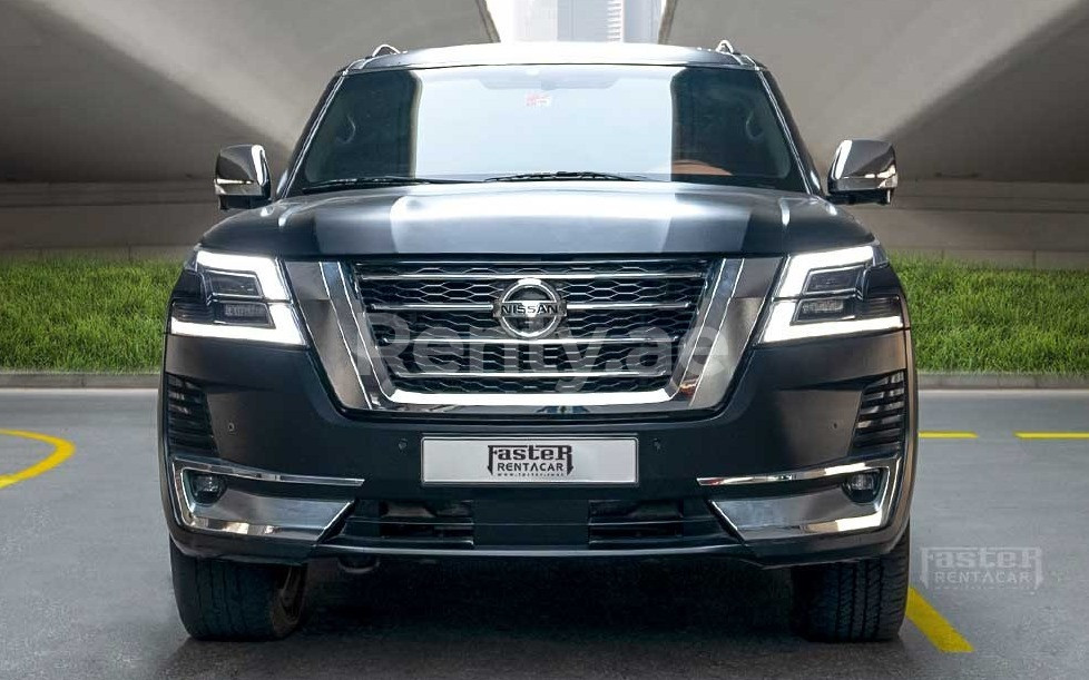 أسود Nissan Patrol للإيجار في دبي