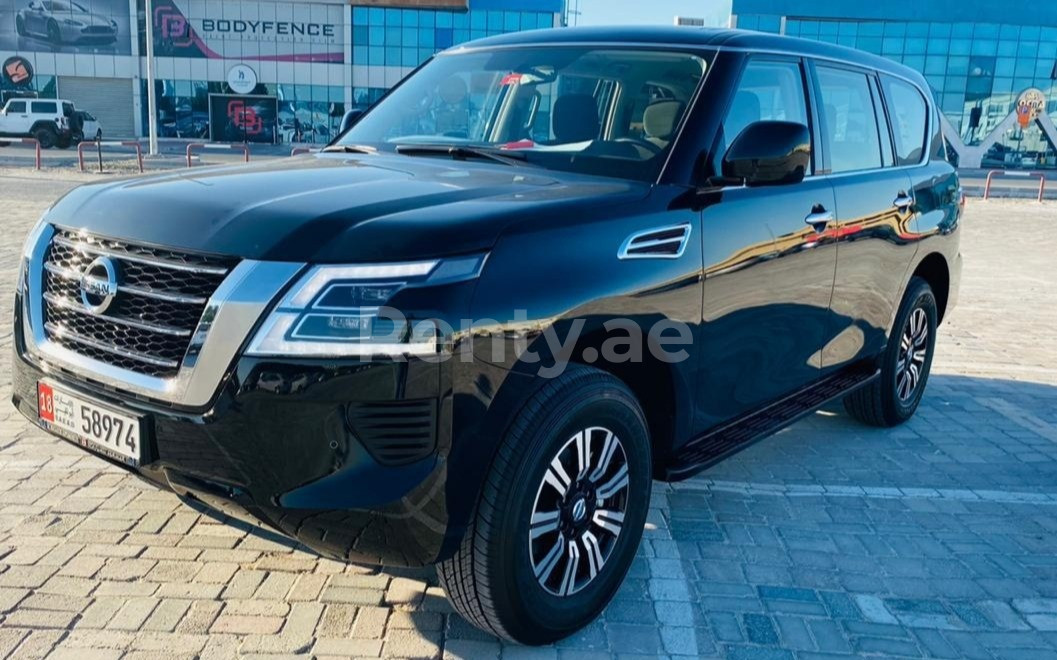 Negro Nissan Patrol en alquiler en Sharjah