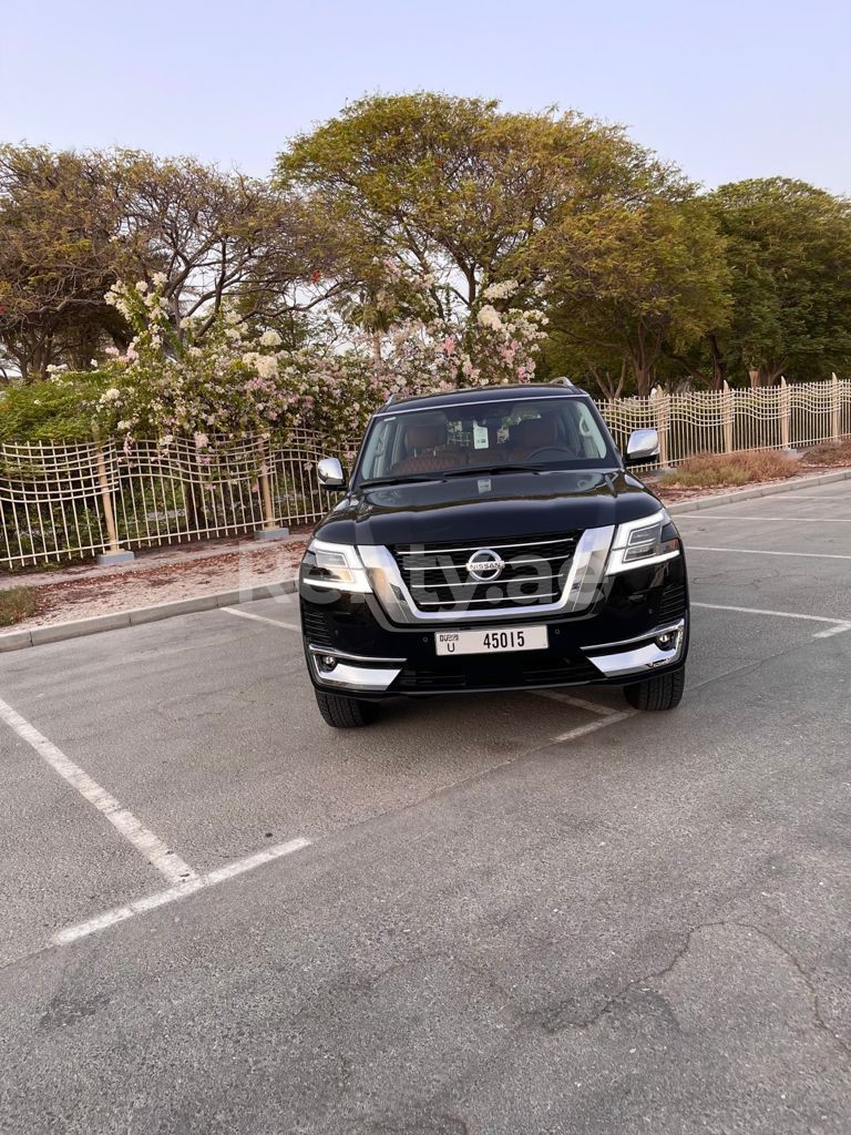 Nero Nissan Patrol Platinium in affitto a Abu-Dhabi 2