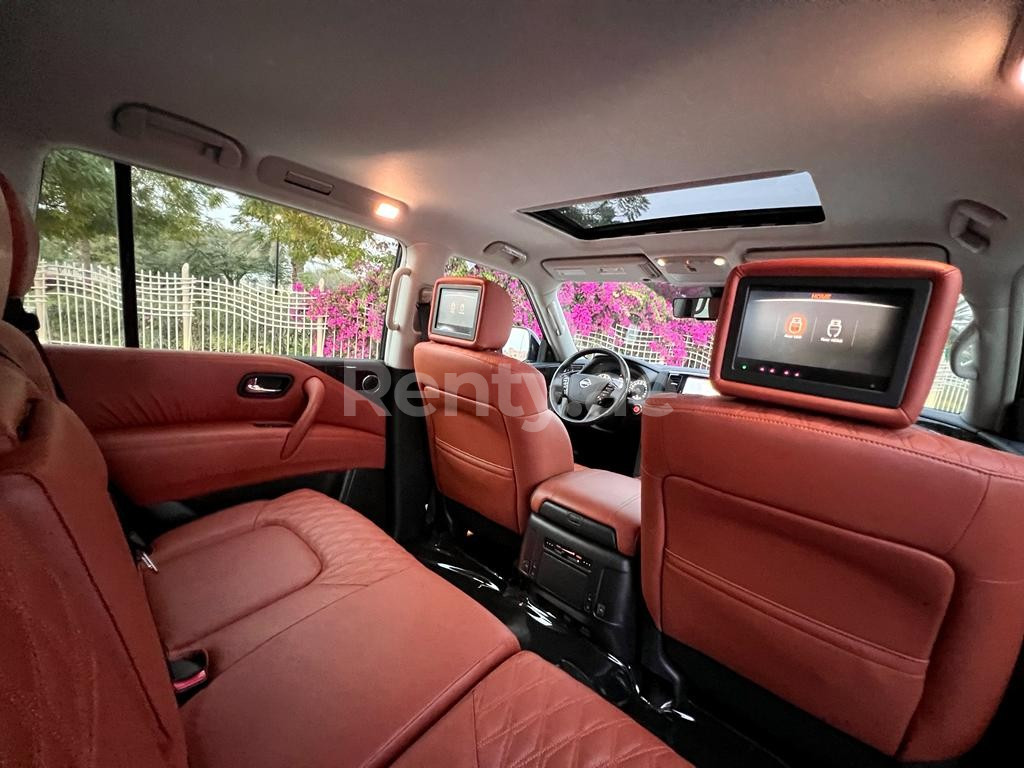 Черный Nissan Patrol Platinium в аренду в Шарджа 4