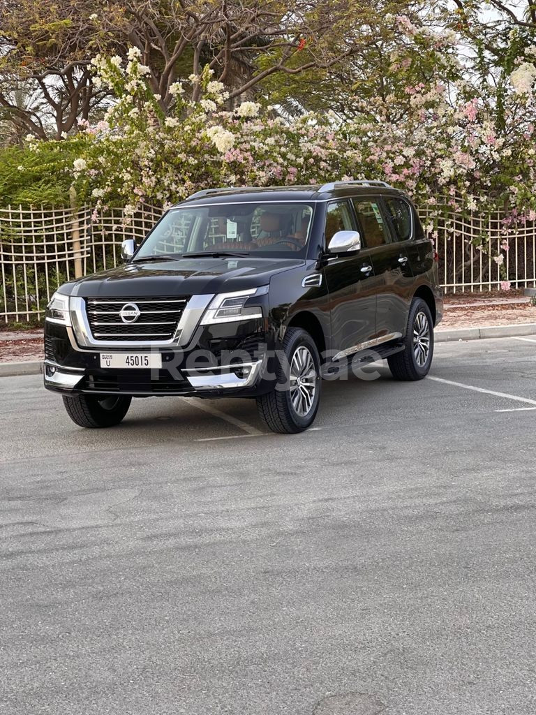 Schwarz Nissan Patrol Platinium zur Miete in Dubai 5