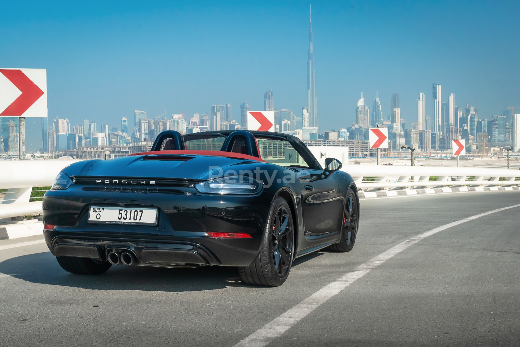 Schwarz Porsche Boxster GTS zur Miete in Dubai 2