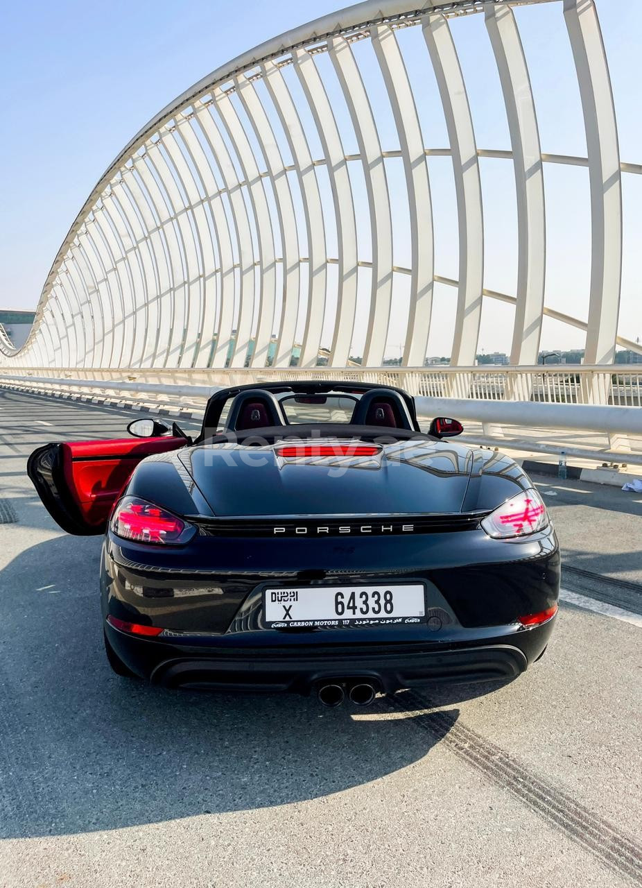 Schwarz Porsche Boxster zur Miete in Dubai 1