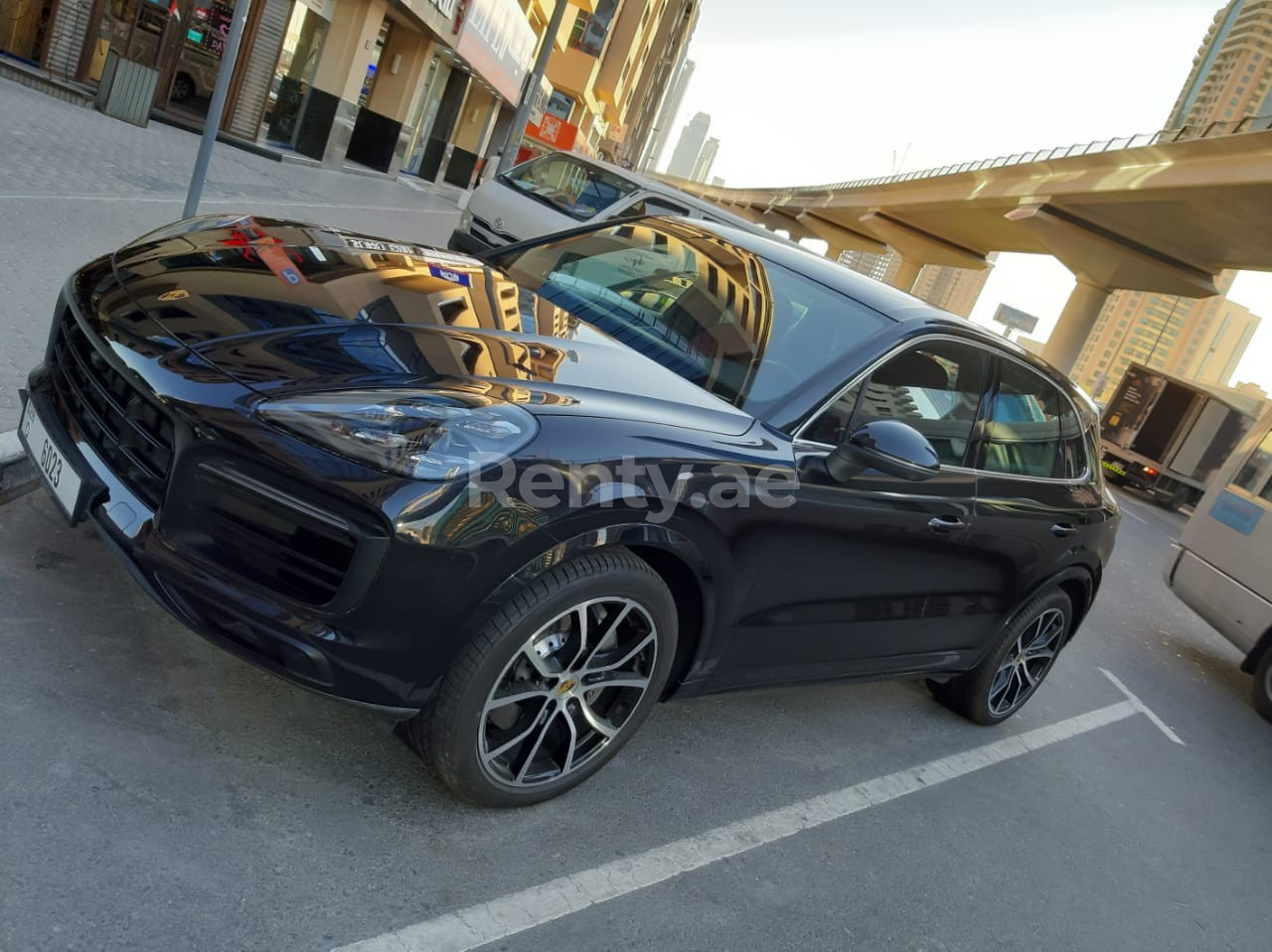 Nero Porsche Cayenne S in affitto a Abu-Dhabi 5