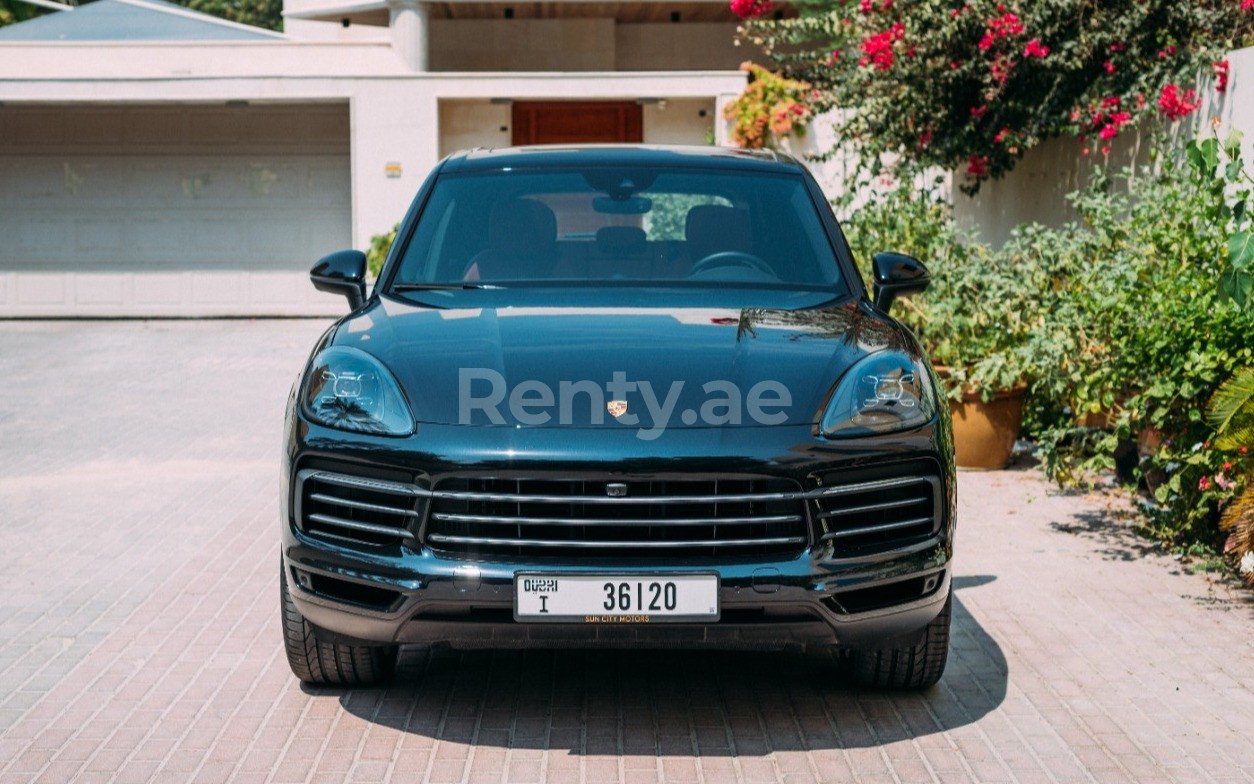 أسود Porsche Cayenne للإيجار في الشارقة