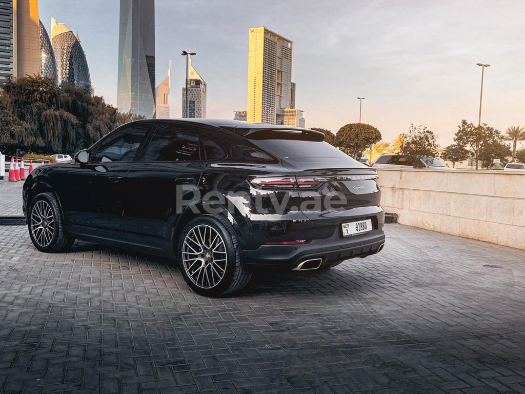 Schwarz Porsche Cayenne zur Miete in Abu-Dhabi 1