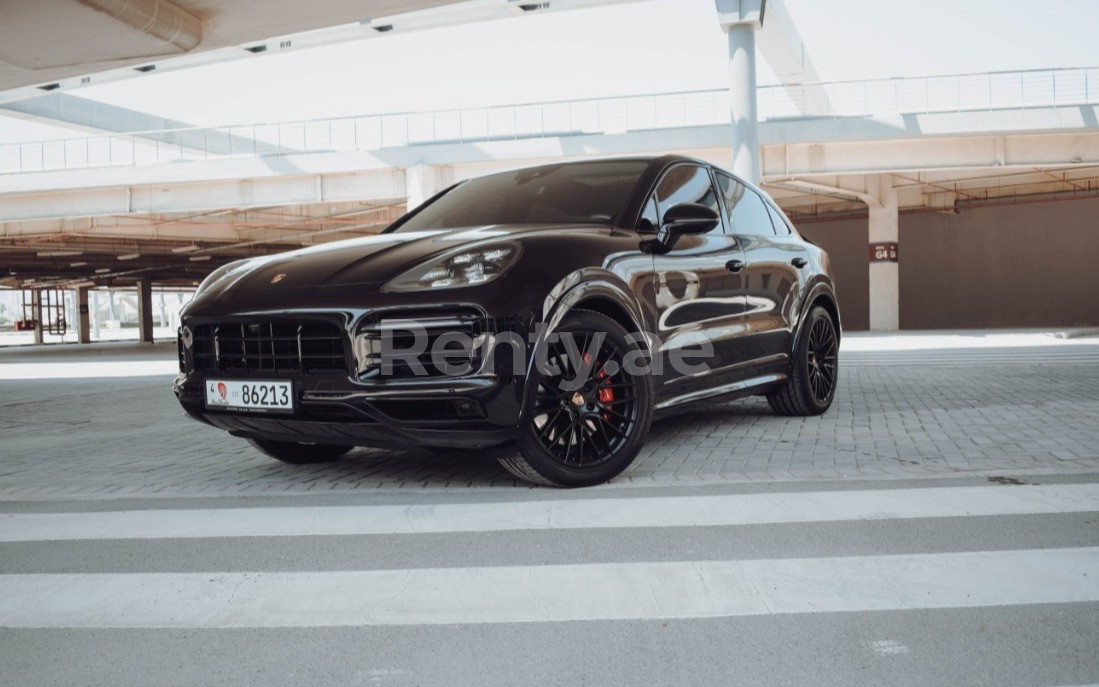 Noir Porsche Cayenne en location à Abu-Dhabi