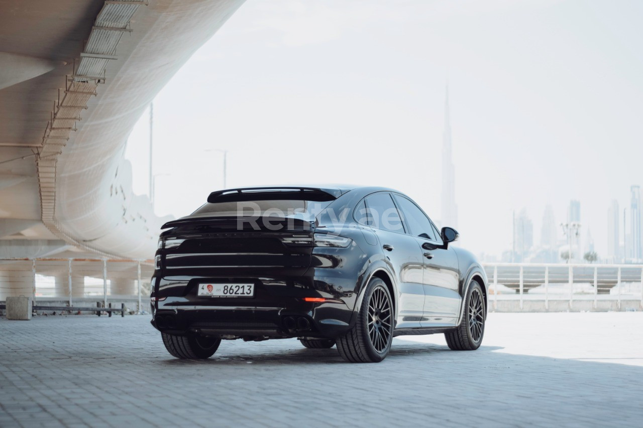 Schwarz Porsche Cayenne zur Miete in Sharjah 0