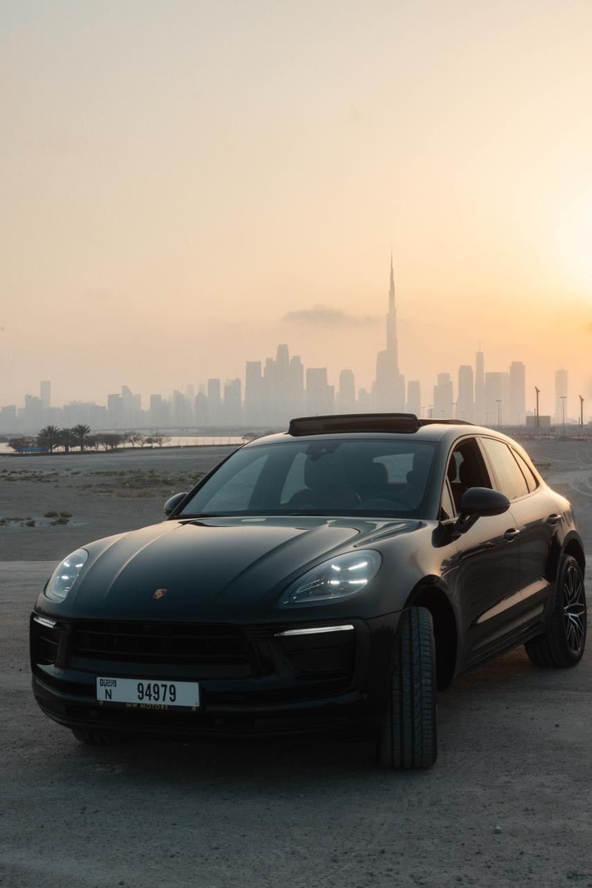 Schwarz Porsche Macan Platinum zur Miete in Sharjah 0