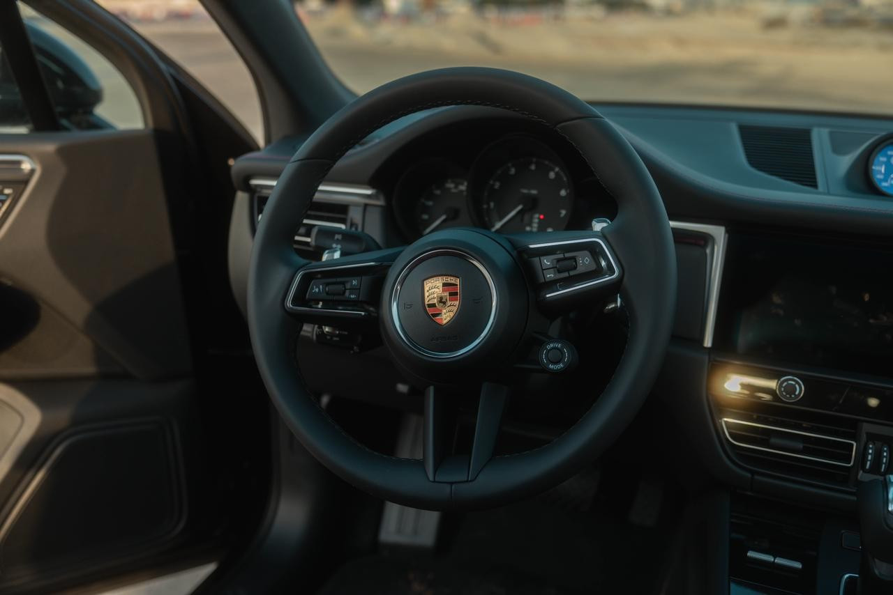 Noir Porsche Macan Platinum en location à Sharjah 2