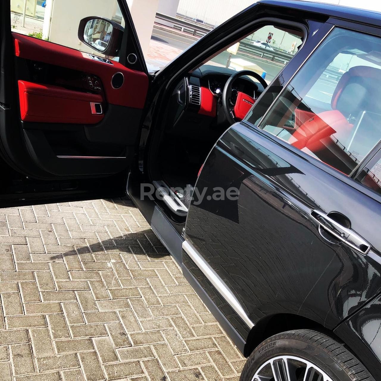 Negro Range Rover Vogue en alquiler en Sharjah 4