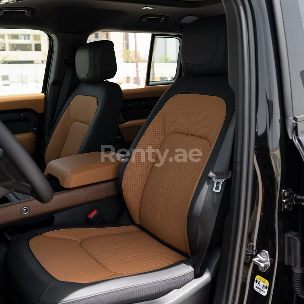 Negro Range Rover Defender en alquiler en Sharjah 3