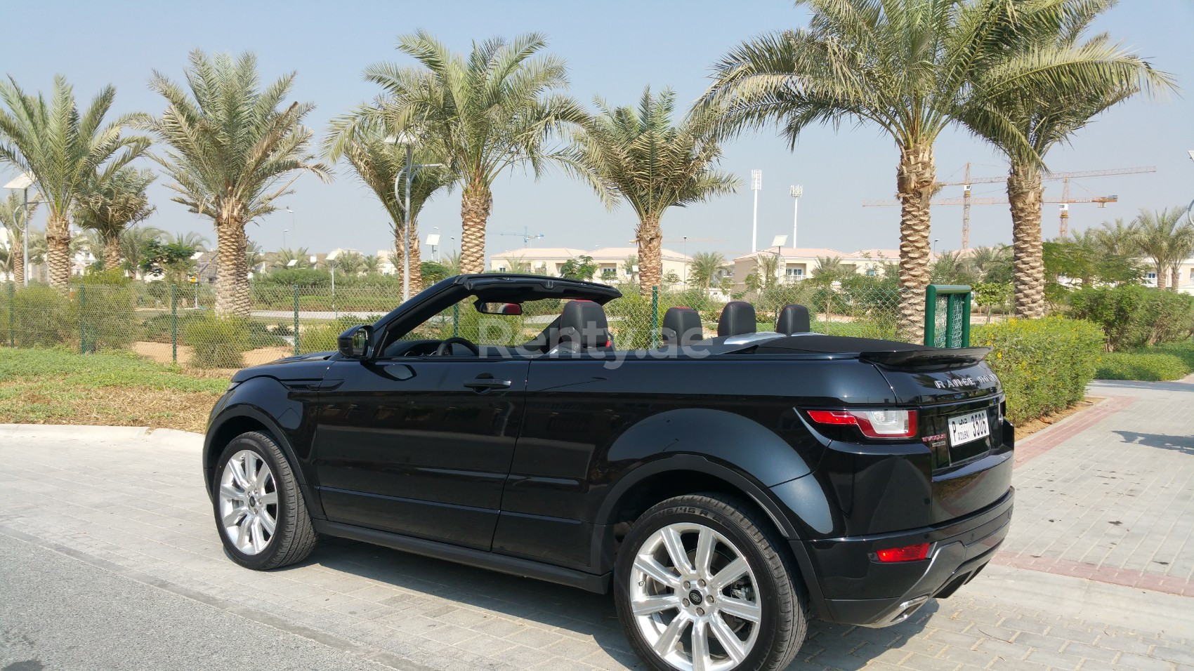 Negro Range Rover Evoque en alquiler en Abu-Dhabi 0