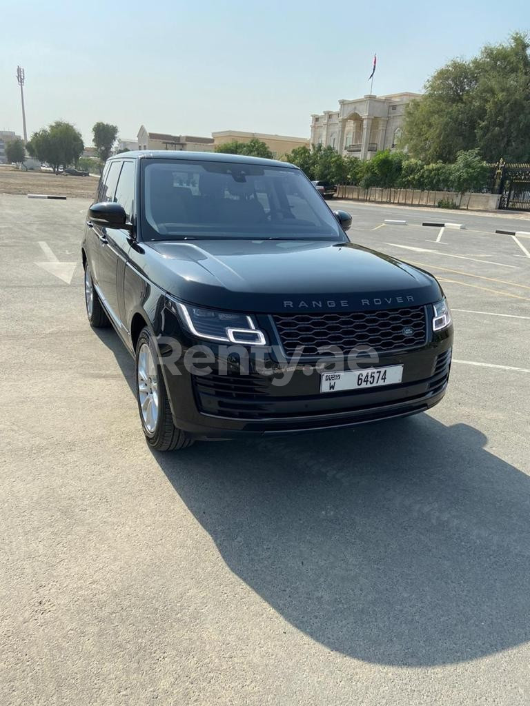 Negro Range Rover Vogue HSE en alquiler en Abu-Dhabi 1