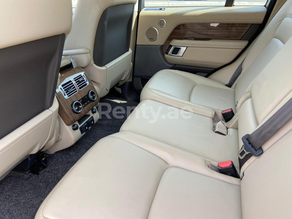 Black Range Rover Vogue HSE for rent in Abu-Dhabi 2