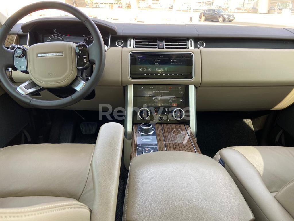 Negro Range Rover Vogue HSE en alquiler en Abu-Dhabi 3