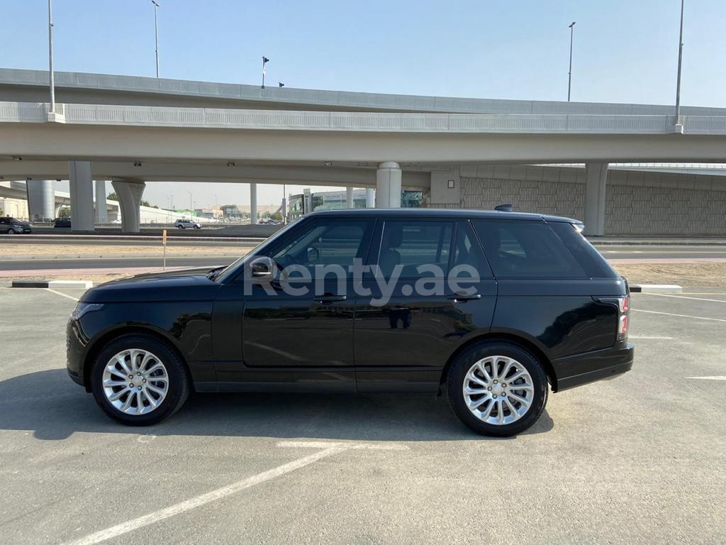 Schwarz Range Rover Vogue HSE zur Miete in Abu-Dhabi 5