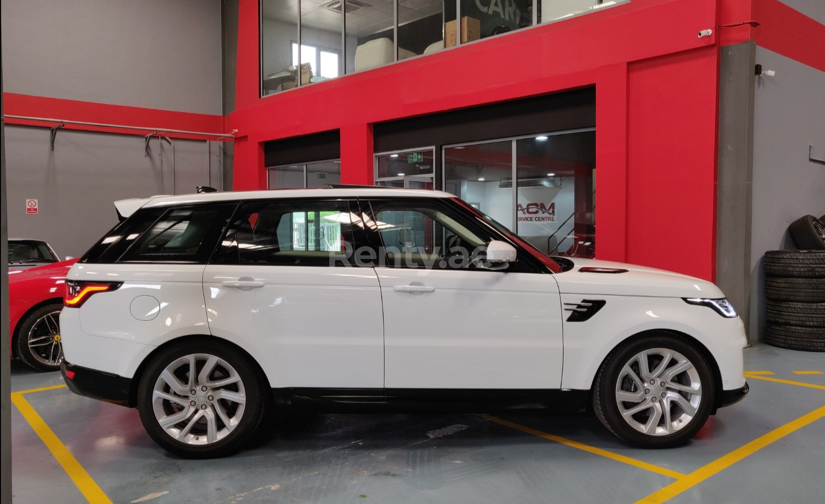 Blanco Range Rover Sport HSE en alquiler en Sharjah