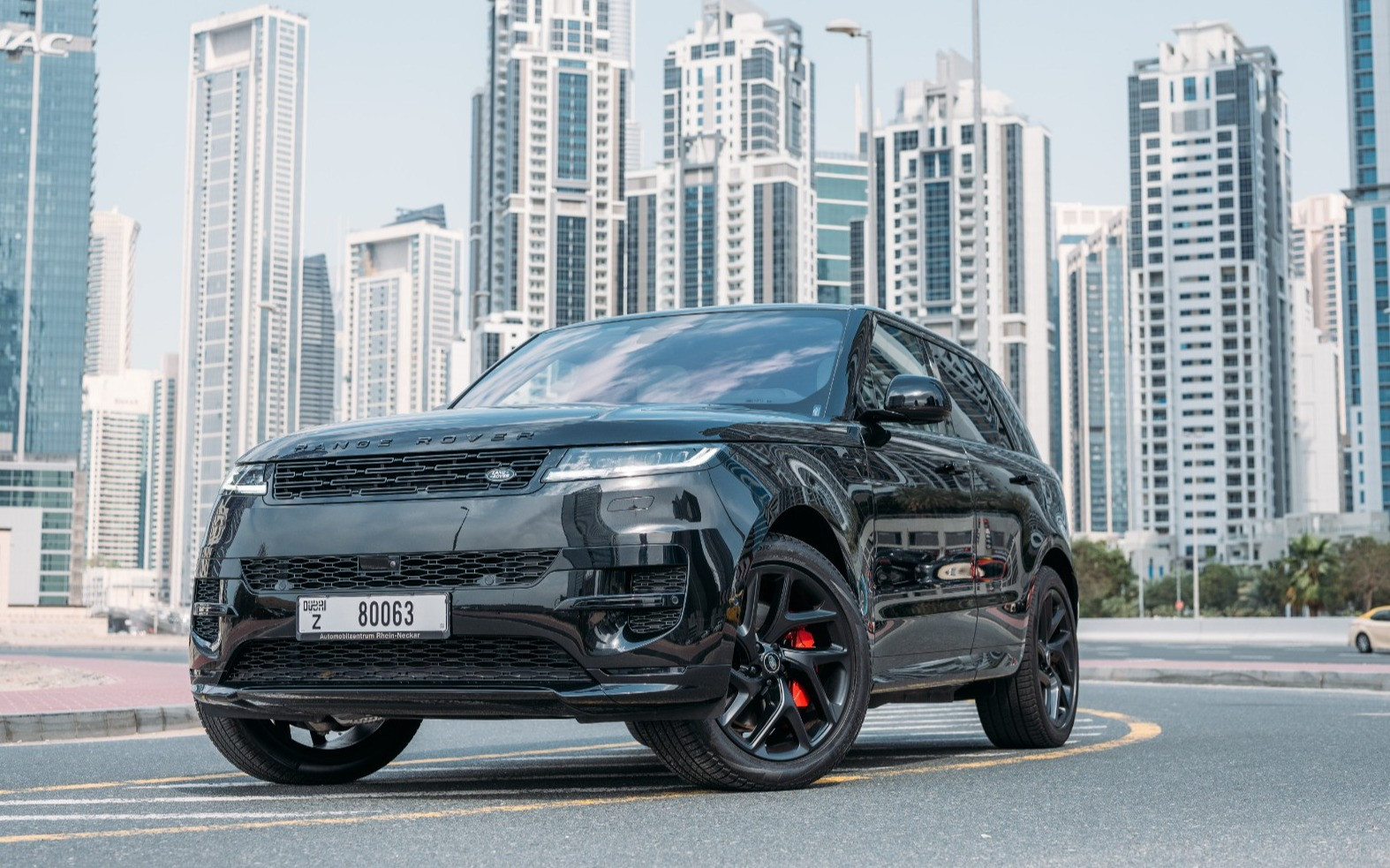 Negro Range Rover Sport NEW SHAPE en alquiler en Dubai