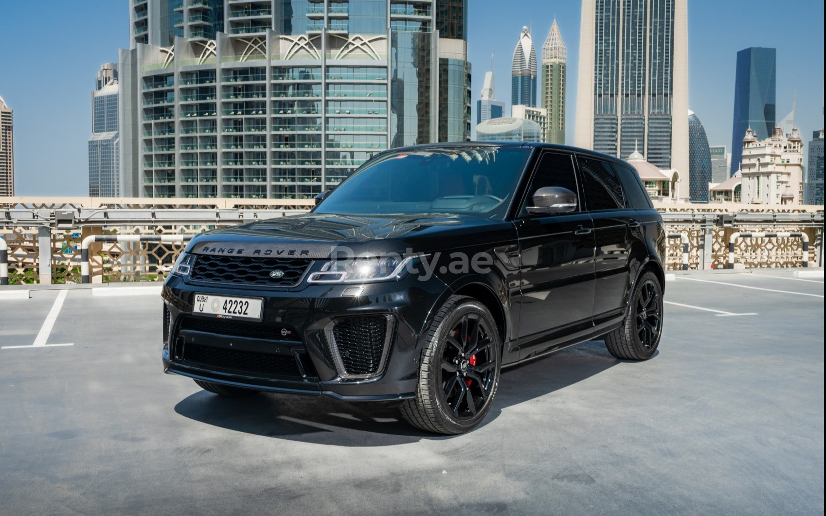 Negro Range Rover Sport SVR en alquiler en Dubai