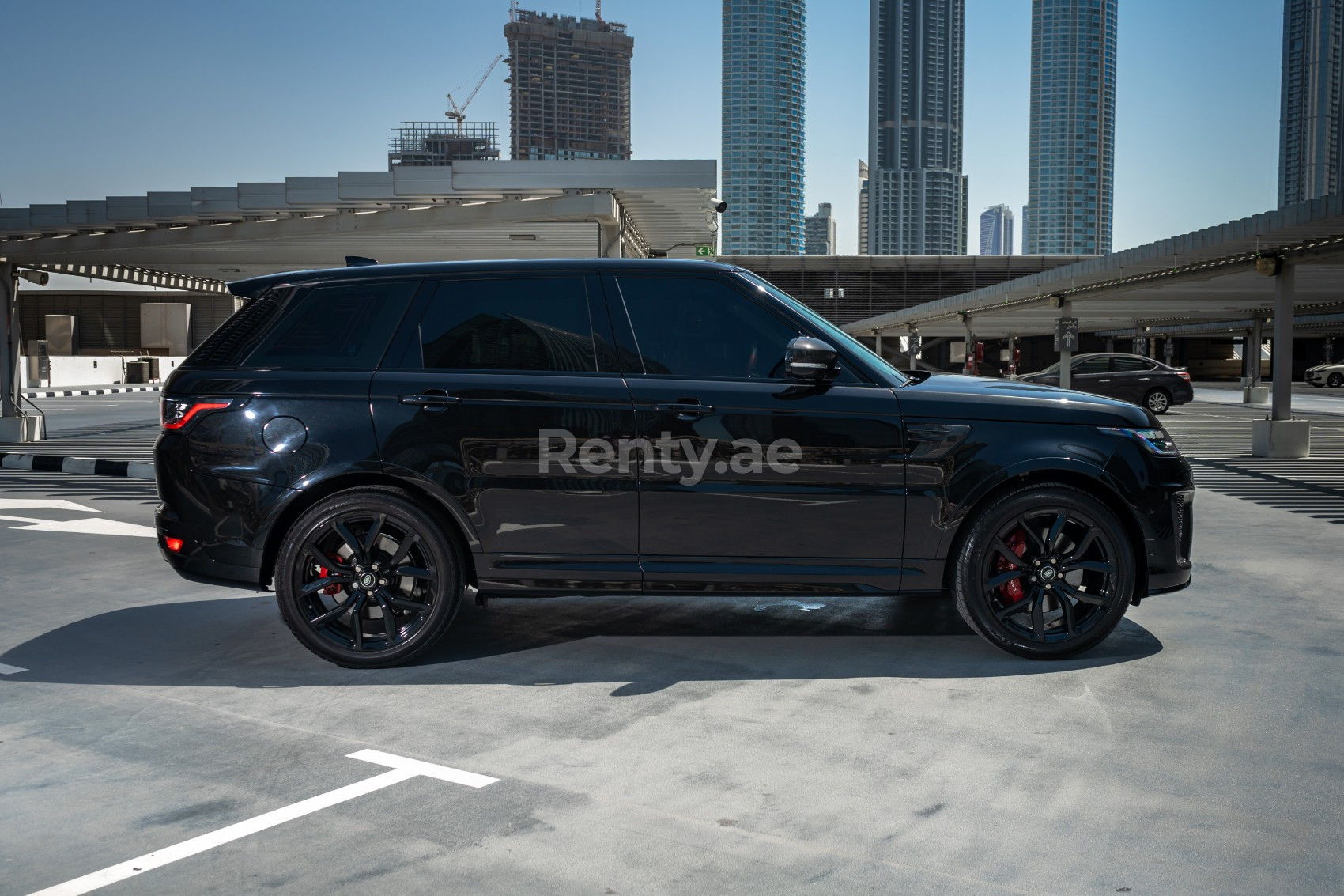 在迪拜租赁黑色 Range Rover Sport SVR 0