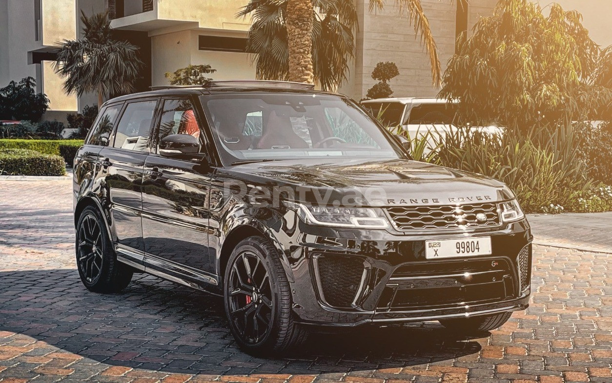 Negro Range Rover Sport SVR en alquiler en Abu-Dhabi