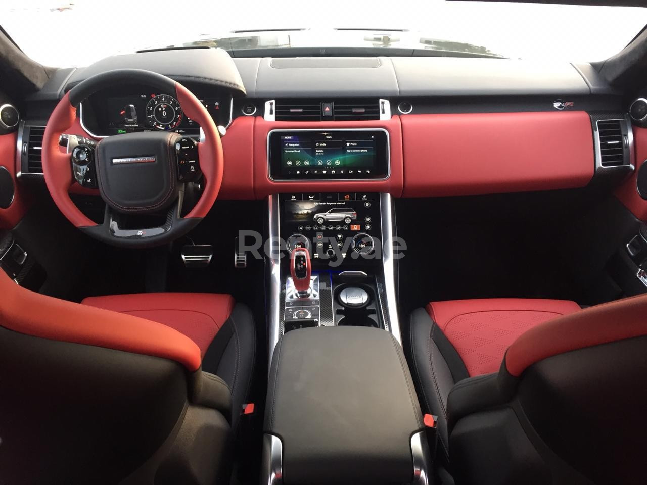 أسود Range Rover Sport SVR للإيجار في أبو ظبي 1