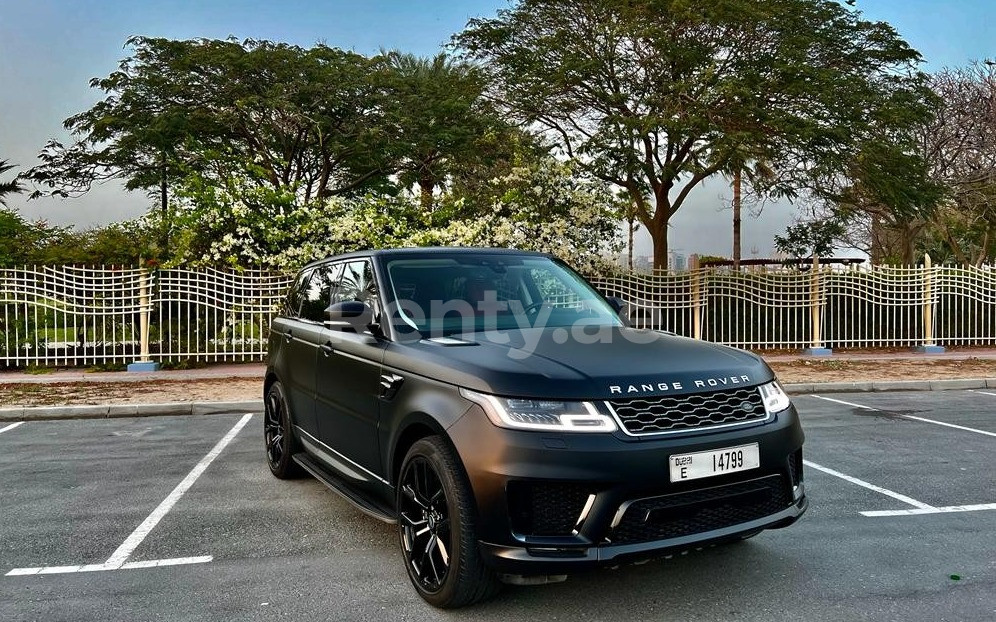 Negro Range Rover Sport Dynamic en alquiler en Abu-Dhabi