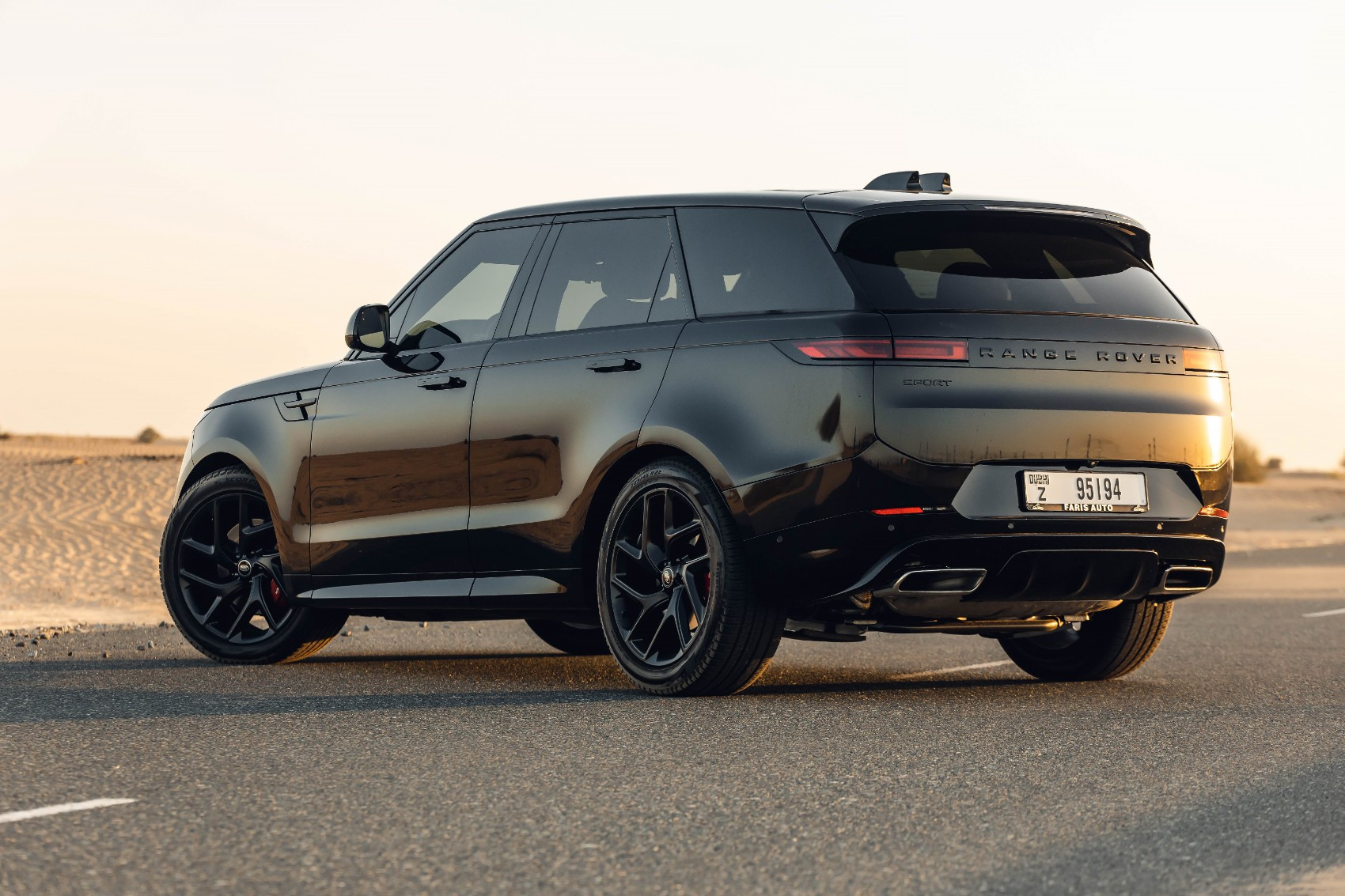 Negro Range Rover Sport en alquiler en Abu-Dhabi 2