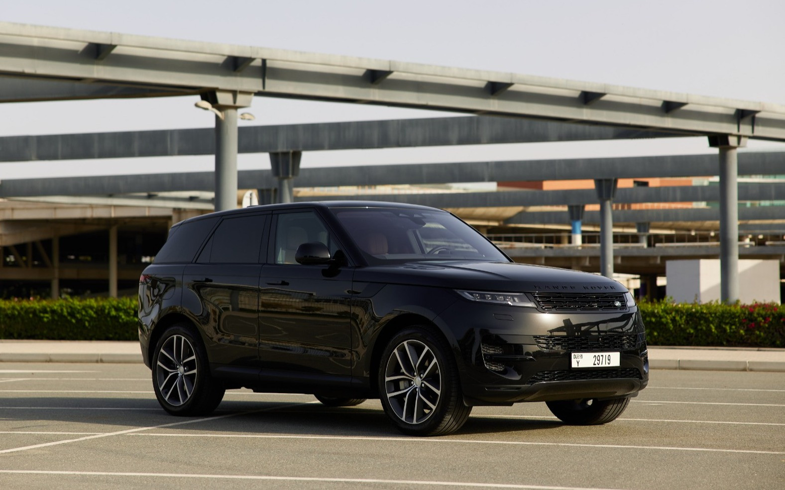 Negro Range Rover Sport en alquiler en Abu-Dhabi