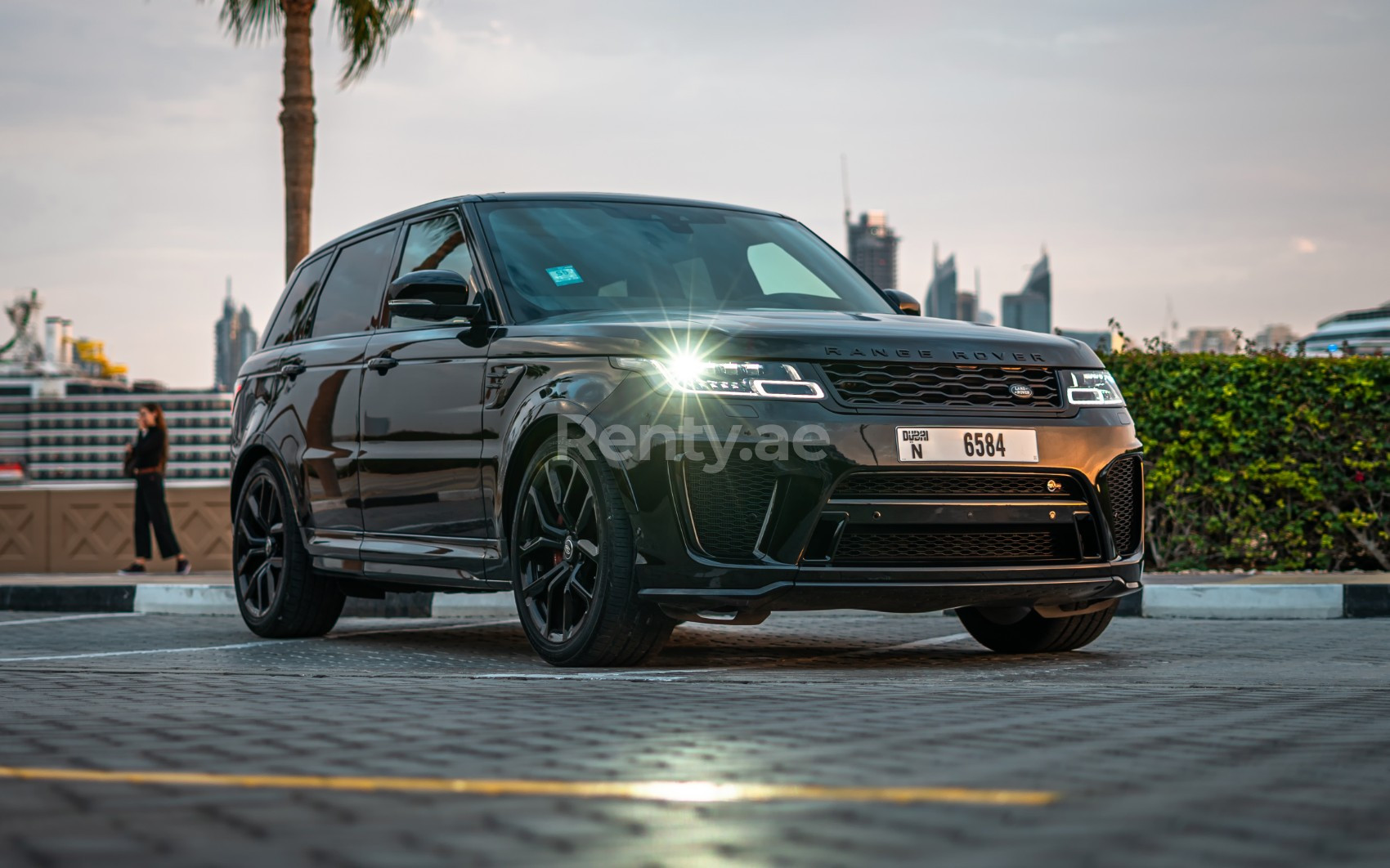 أسود Range Rover SVR للإيجار في الشارقة 0