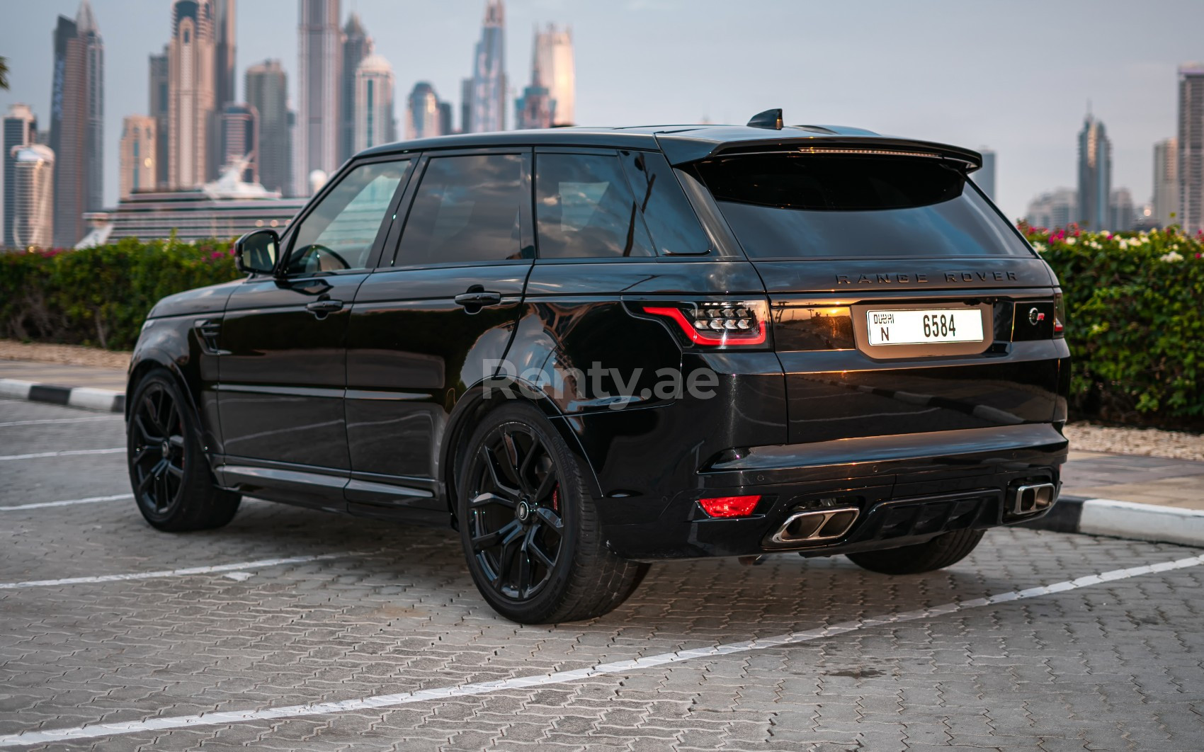 Negro Range Rover SVR en alquiler en Abu-Dhabi 2