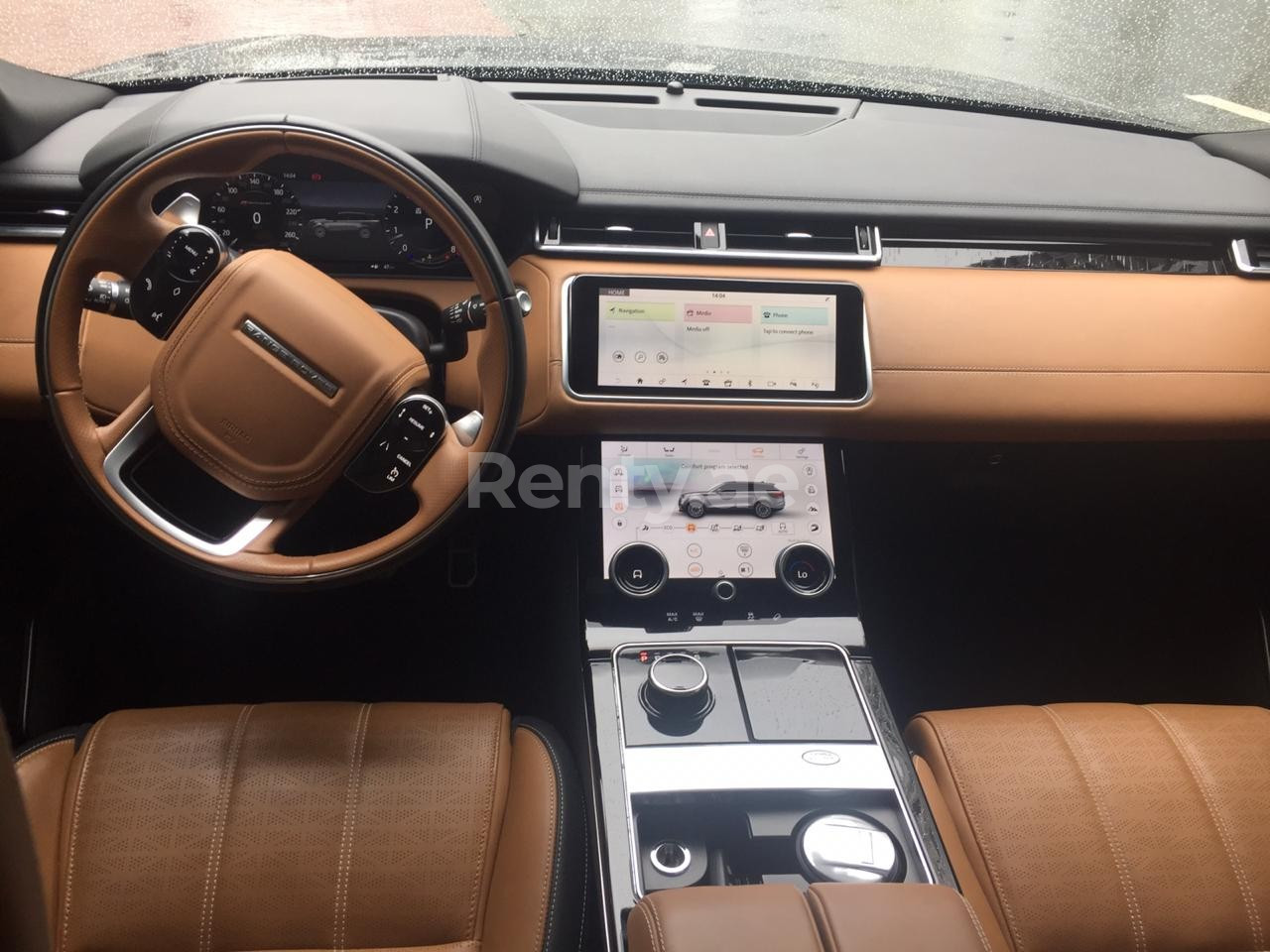 Schwarz Range Rover Velar zur Miete in Abu-Dhabi 1