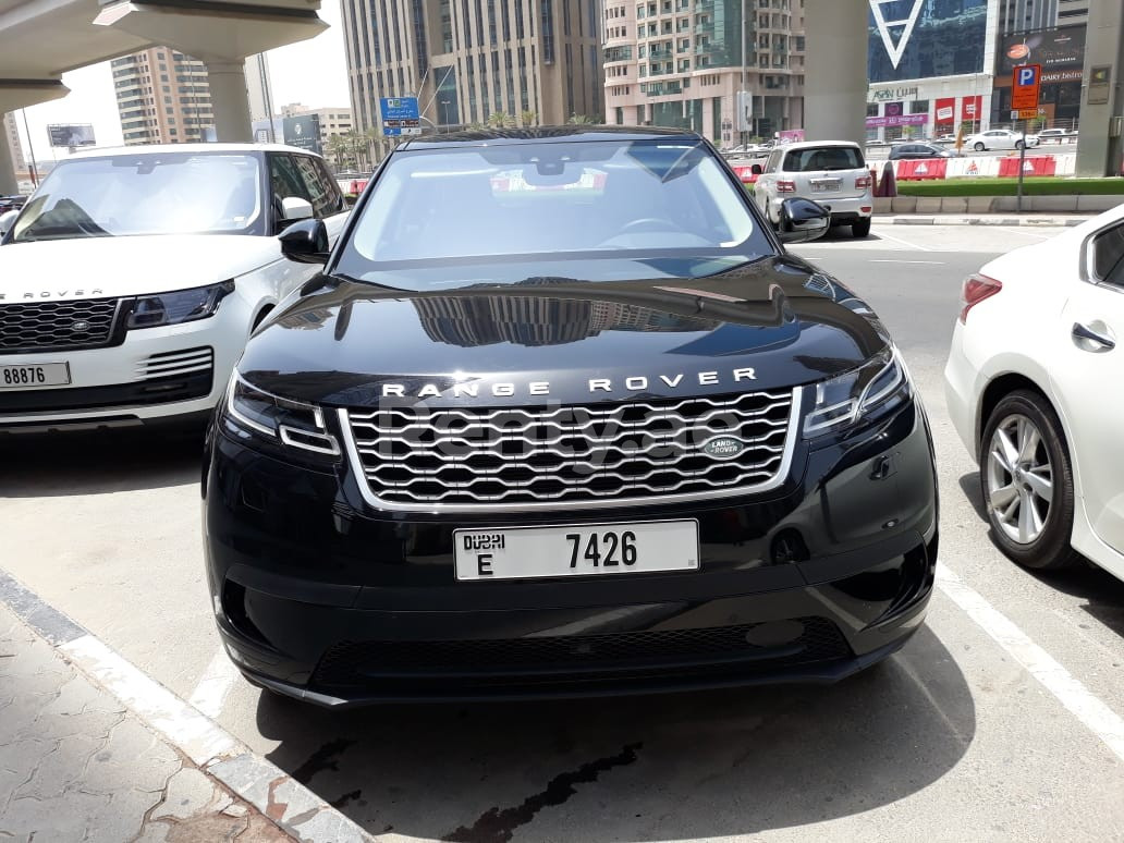 Negro Range Rover Velar en alquiler en Abu-Dhabi 1