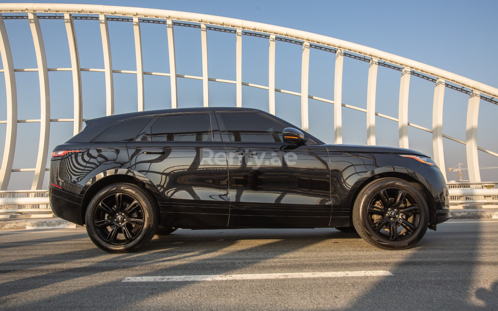 Schwarz Range Rover Velar zur Miete in Dubai 1