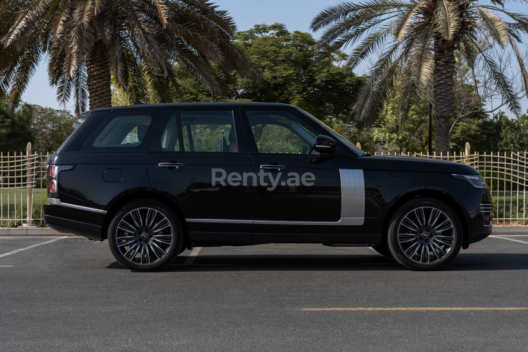 Schwarz Range Rover Vogue Autobiography Fully Loaded zur Miete in Abu-Dhabi 6